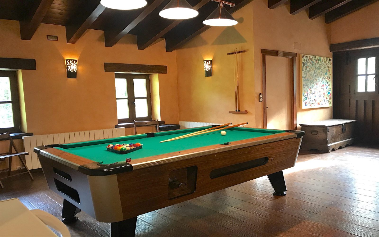 Txoko del caserío con mesa de billar y futbolín