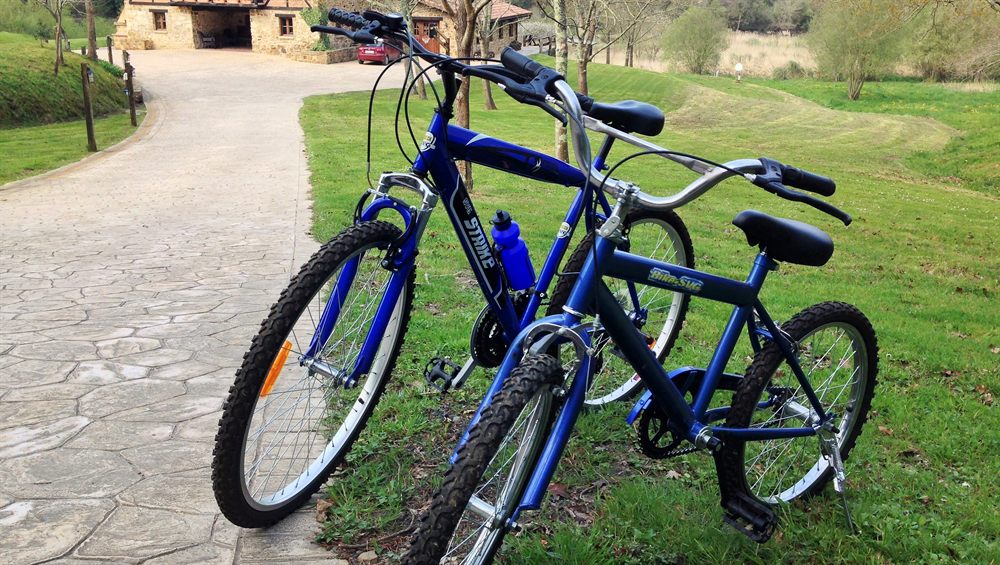 Bicicletas aparcadas en el camino de la finca