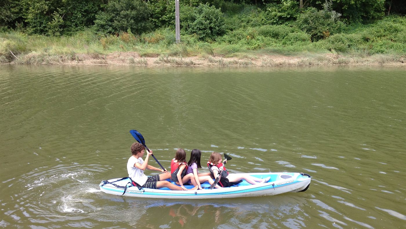 Familia navegando en canoa por la ría de Butrón