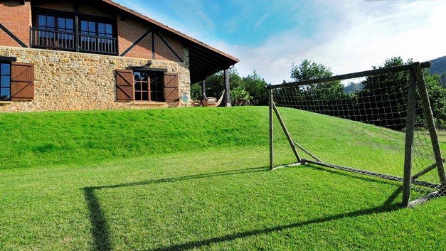 Campo de fútbol en el prado de la finca