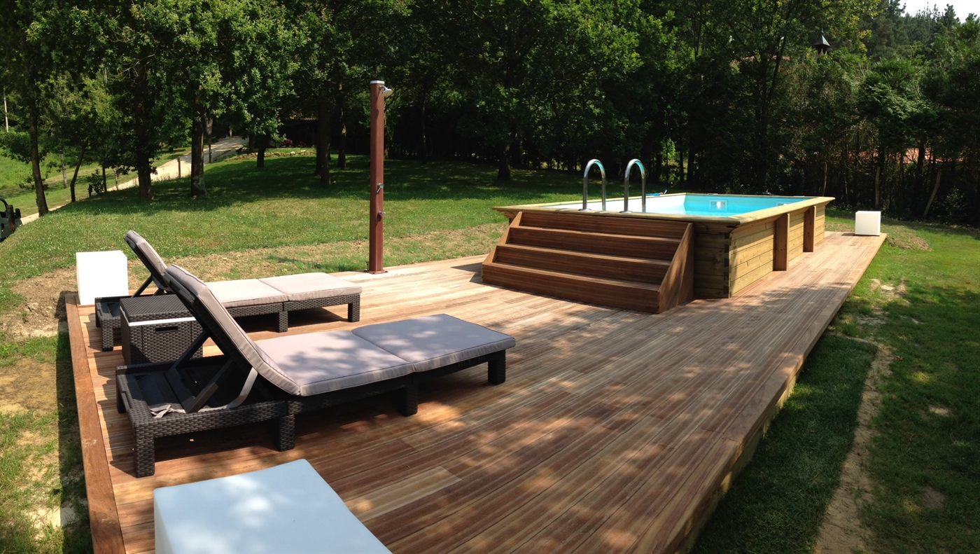 Piscina de madera con terraza de Ipe y hamacas